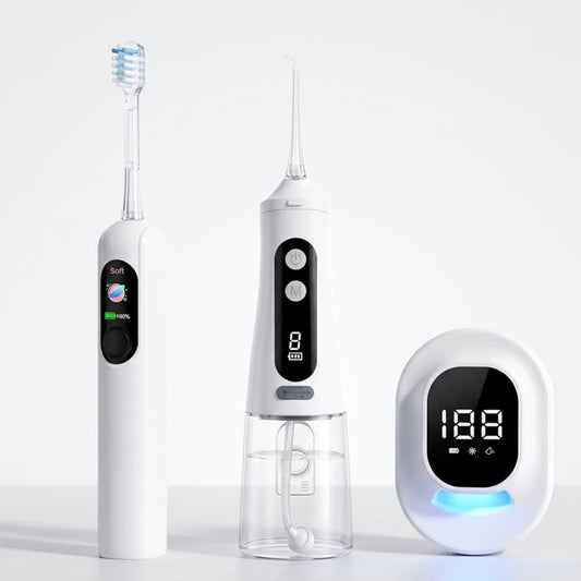 Le kit complet Nomad Integra-Sonic pour protocole implantaire, comprenant une brosse à dents sonique haute performance avec écran LED, un jet dentaire ergonomique et un stérilisateur UVC compact. Présentation premium des trois piliers de la maintenance post-prothétique sur un fond épuré, soulignant une hygiène dentaire de niveau clinique.