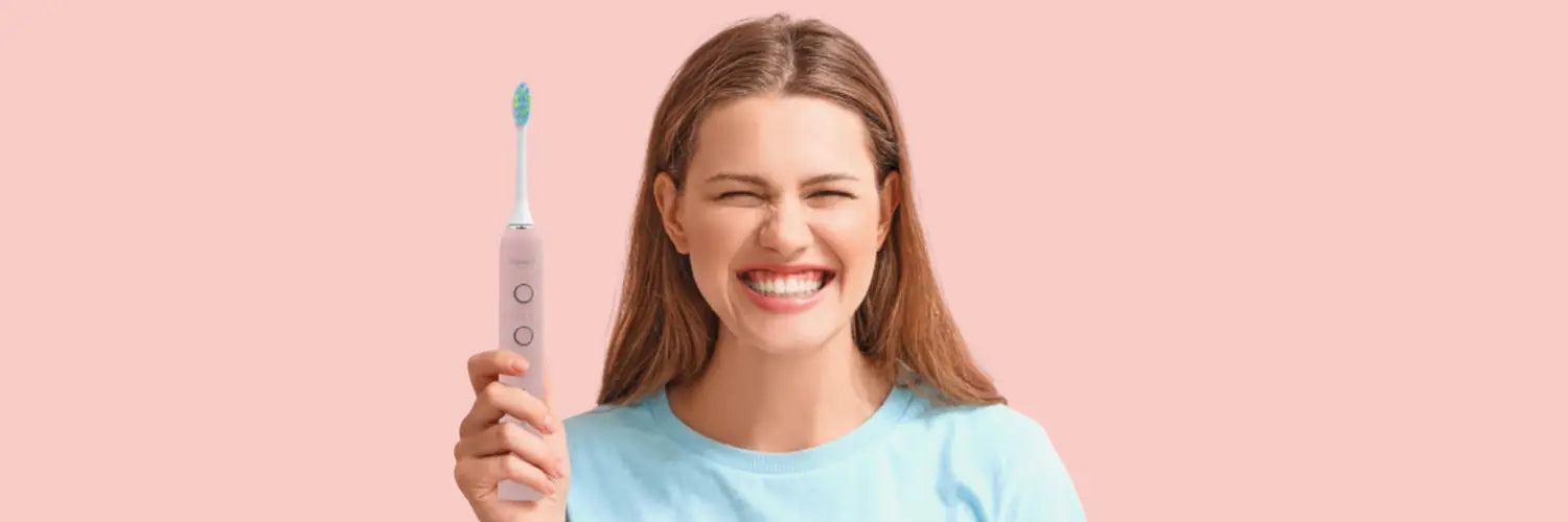 Brosse à dents électrique Nomad Oral Care dans une trousse de voyage, accentuant la portabilité.