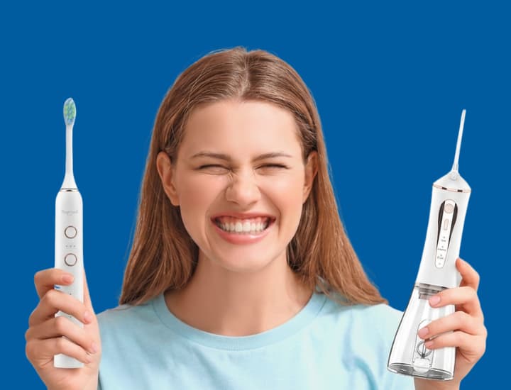 Expertise Nomad Oral Care : brosse à dents électrique et hydropulseur blanc présentés par une femme souriante sur fond bleu.